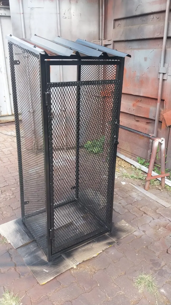 Gas cylinder cage